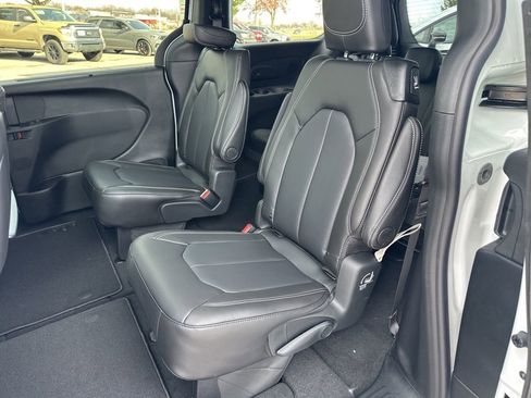 New 2026 Chrysler Pacifica Select image 48