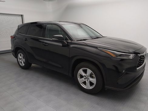 Used 2021 Toyota Highlander LE image 11