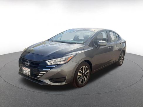 Used 2025 Nissan Versa SV image 3