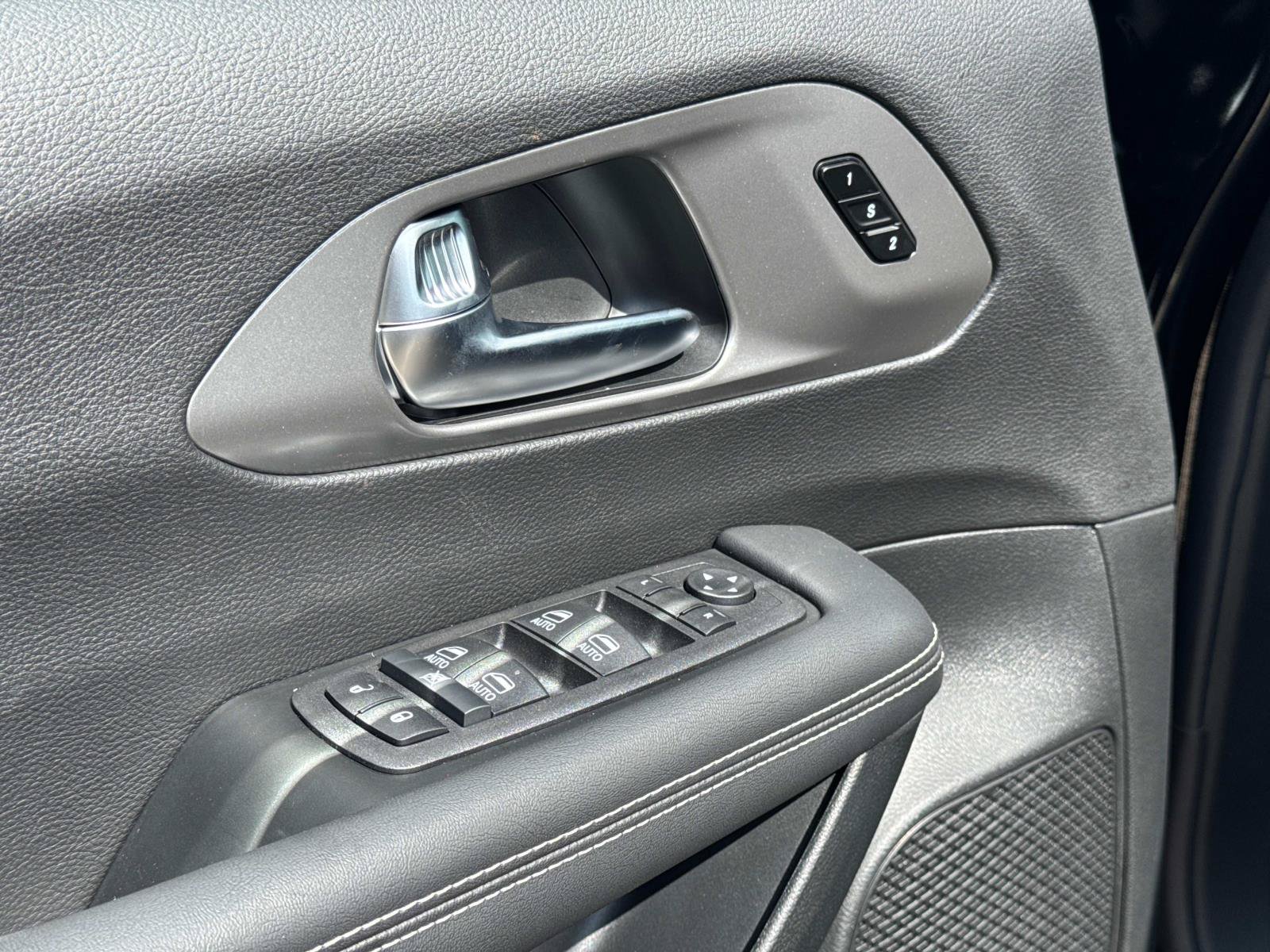New 2025 Chrysler Pacifica Select FWD image 18