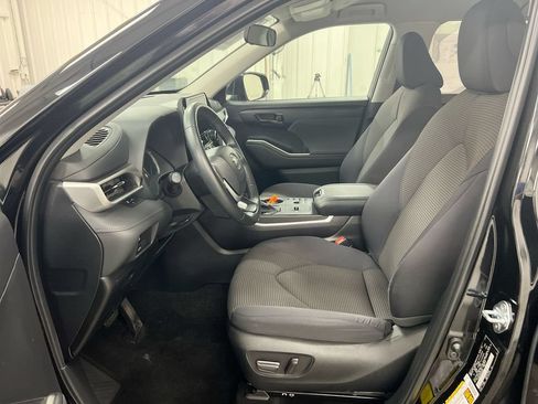 Used 2024 Toyota Highlander LE AWD/4WD image 20
