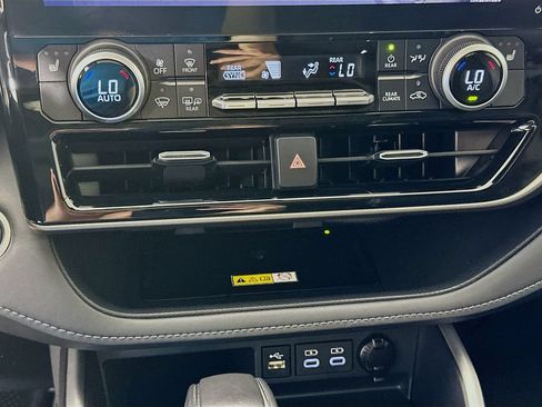 Certified 2024 Toyota Highlander XLE FWD image 16