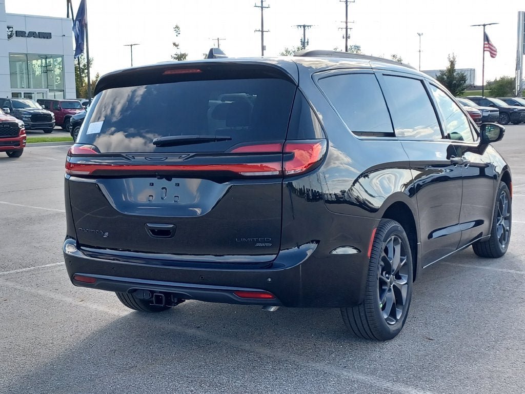 New 2027 Chrysler Pacifica Limited w/ Family Tech Group AWD/4WD image 4