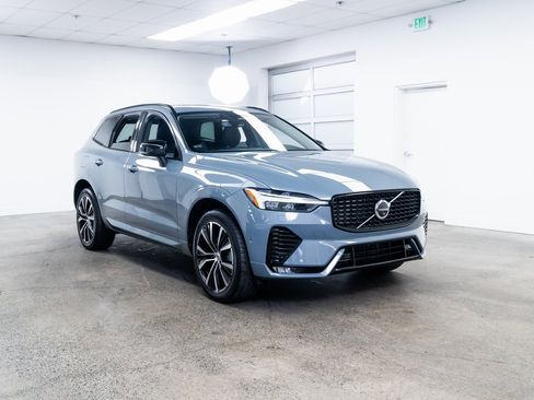 Used 2023 Volvo XC60 B5 Plus image 26