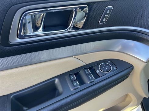 Used 2016 Ford Explorer XLT image 12