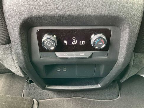 Used 2025 Chevrolet Traverse LT FWD image 16