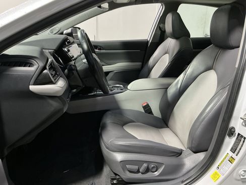 Used 2020 Toyota Camry XLE w/ Sunroof Package image 21