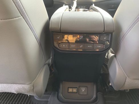 Used 2024 Toyota Highlander Platinum image 29