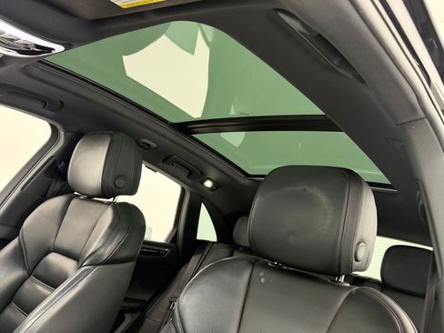 Used 2024 Porsche Macan AWD/4WD image 24