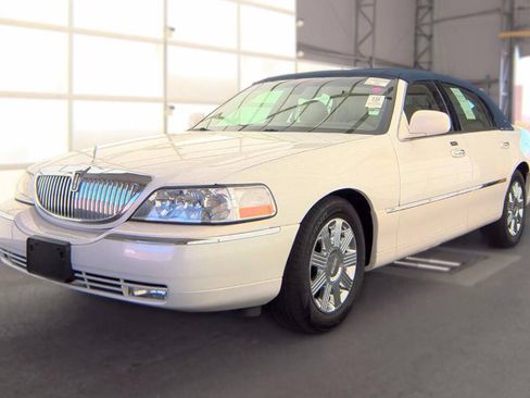 Used 2003 Lincoln Town Car Cartier RWD image 24