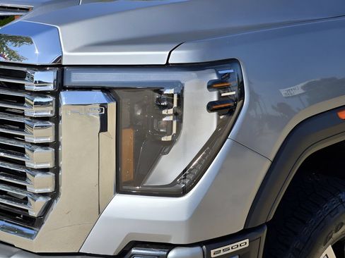 Used 2025 GMC Sierra 2500 Denali w/ Denali Reserve Package AWD/4WD image 9