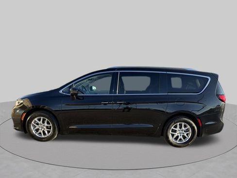 Used 2021 Chrysler Pacifica Touring-L FWD image 3