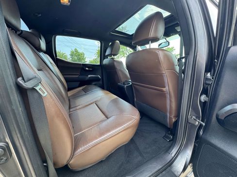 Used 2016 Toyota Tacoma Limited image 12