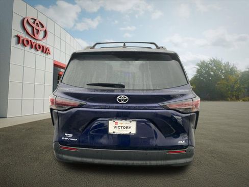 New 2026 Toyota Sienna XLE image 4