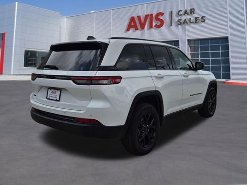 Used 2025 Jeep Grand Cherokee Altitude AWD/4WD image 6