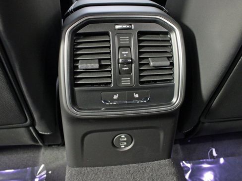 Used 2025 Porsche Macan image 36