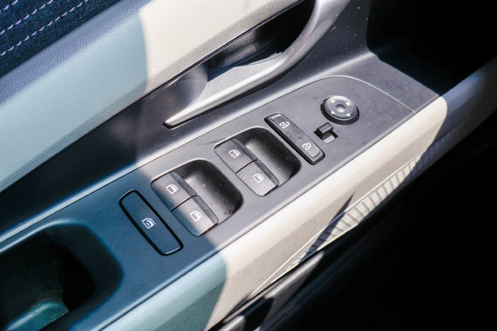 Used 2023 Hyundai Elantra Limited FWD image 17