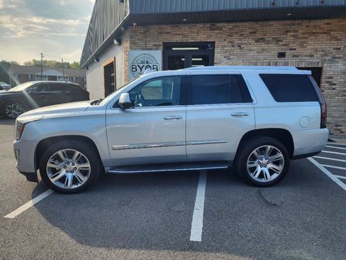 Used 2016 Cadillac Escalade Luxury image 2