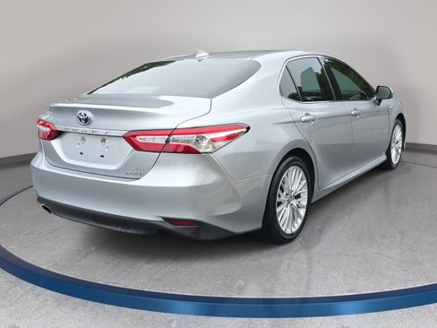 Used 2020 Toyota Camry XLE w/ Sunroof Package FWD image 5