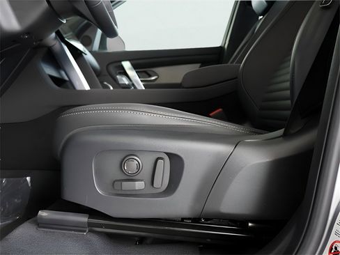 New 2025 Land Rover Discovery Sport Dynamic SE image 38