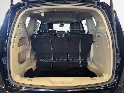 Used 2024 Chrysler Pacifica Touring-L image 25