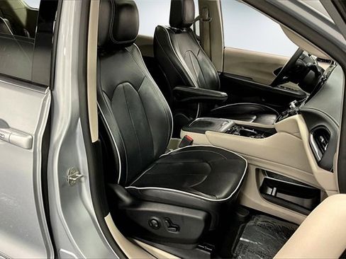 Used 2023 Chrysler Pacifica Limited image 28