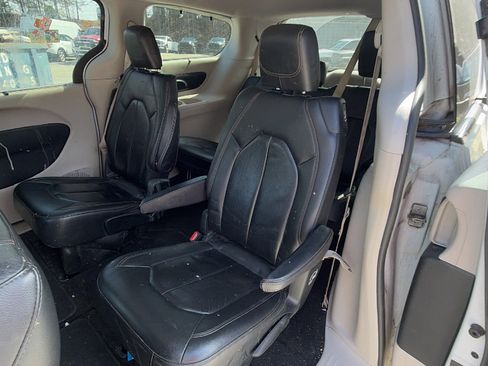 Used 2017 Chrysler Pacifica Touring-L image 18