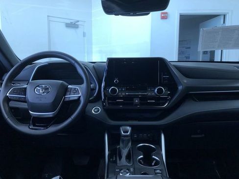 Used 2025 Toyota Highlander XSE AWD/4WD image 18