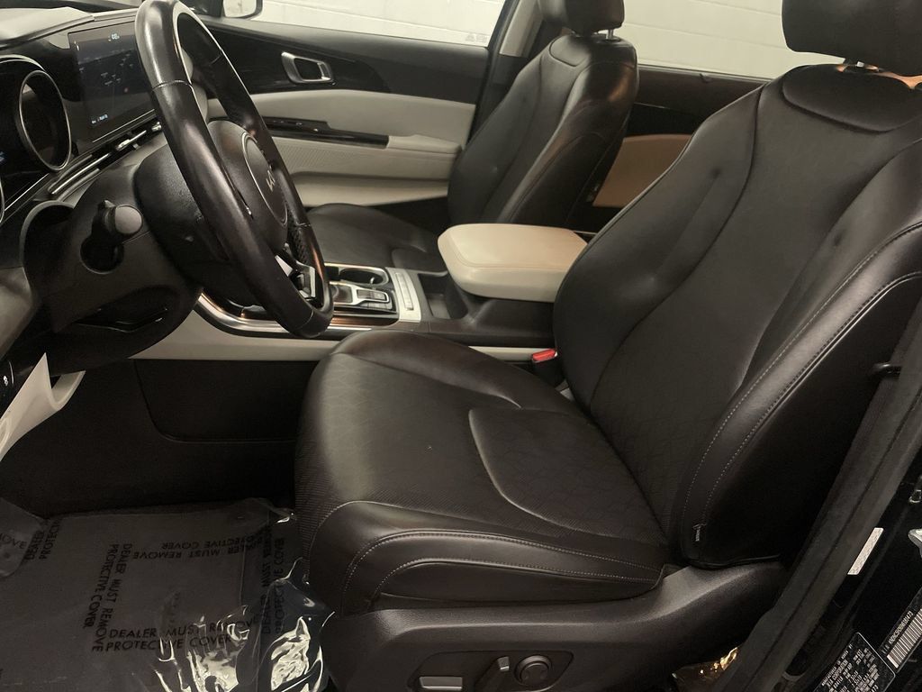 Used 2022 Kia Carnival EX FWD image 13