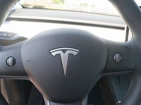 Used 2021 Tesla Model Y Long Range image 16
