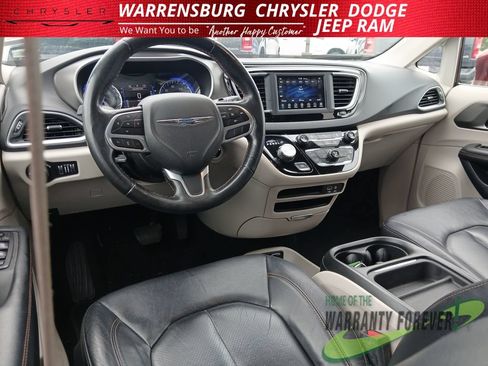 Used 2020 Chrysler Pacifica Touring-L FWD image 15