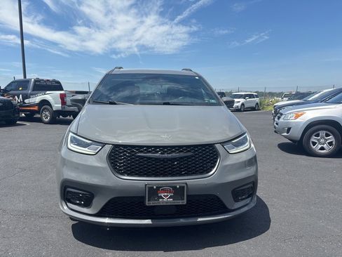 Used 2021 Chrysler Pacifica Touring-L w/ Uconnect Theater Family Group FWD image 8