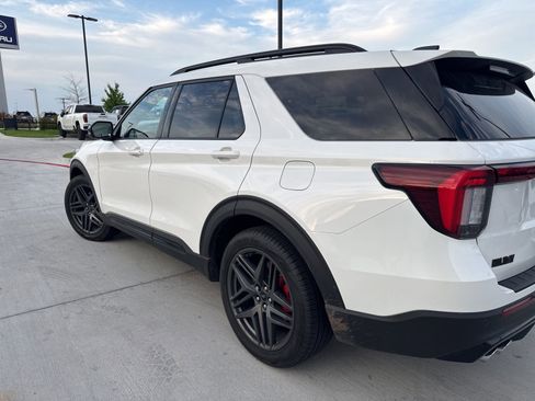 Used 2025 Ford Explorer ST AWD/4WD image 6