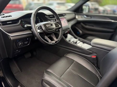 Used 2023 Jeep Grand Cherokee Overland w/ Advanced Protech Group III AWD/4WD image 16
