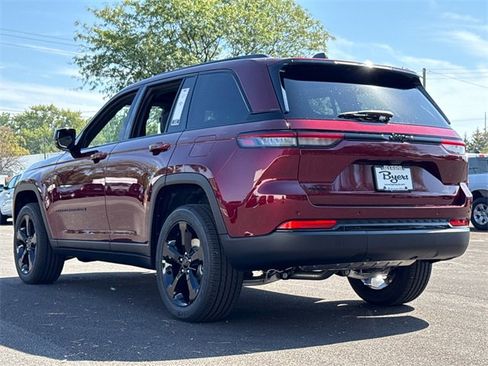 New 2025 Jeep Grand Cherokee Altitude image 9