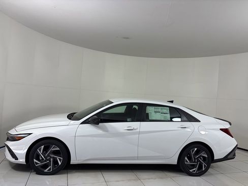 New 2025 Hyundai Elantra SEL FWD image 2