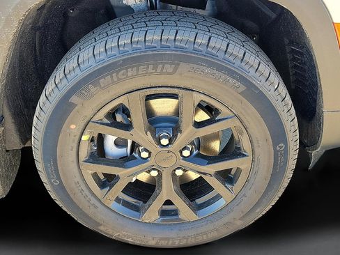 New 2026 Jeep Grand Cherokee Altitude image 7