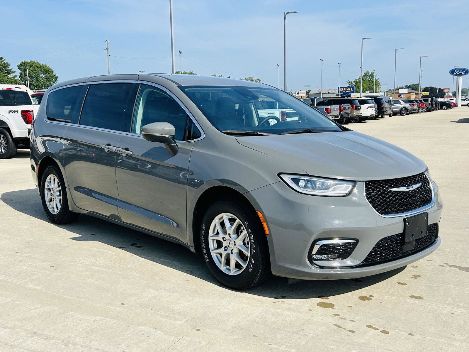 Used 2023 Chrysler Pacifica Touring-L FWD image 2