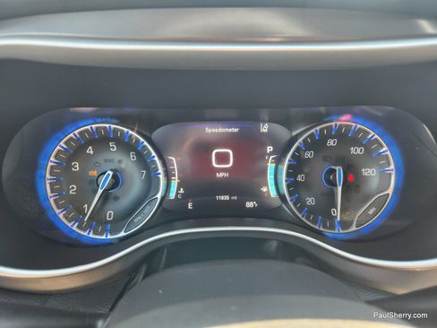 Used 2025 Chrysler Pacifica Select FWD image 34