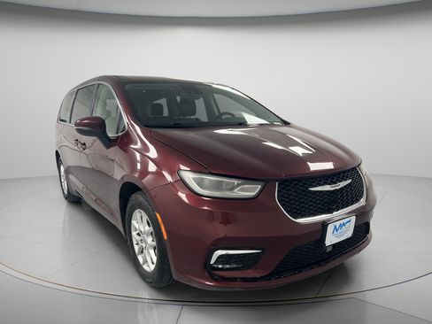 Used 2023 Chrysler Pacifica Touring-L FWD image 2