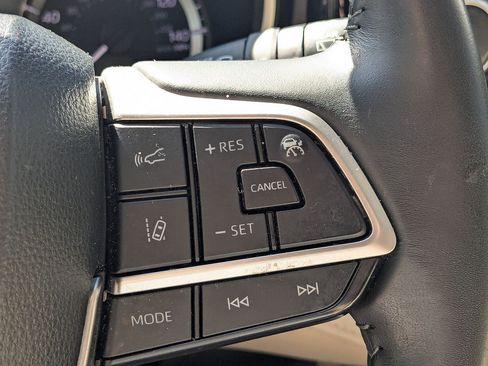 Used 2024 Toyota Highlander XLE AWD/4WD image 18