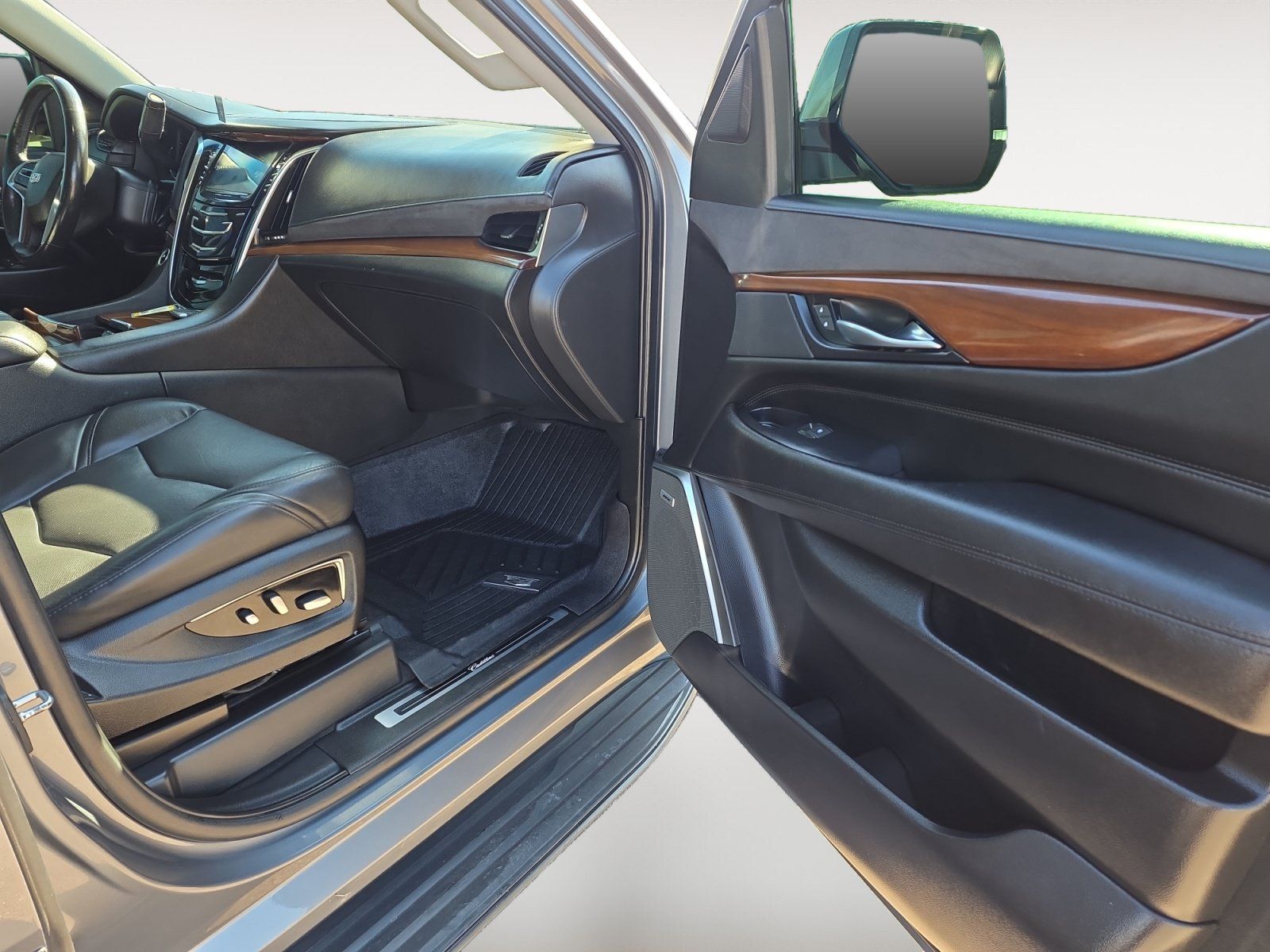 Used 2019 Cadillac Escalade Luxury AWD/4WD image 9
