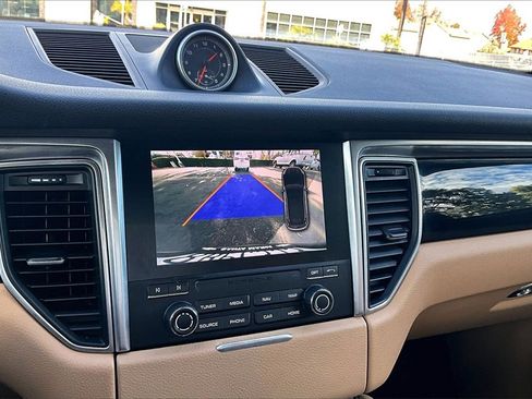 Used 2018 Porsche Macan Base image 10