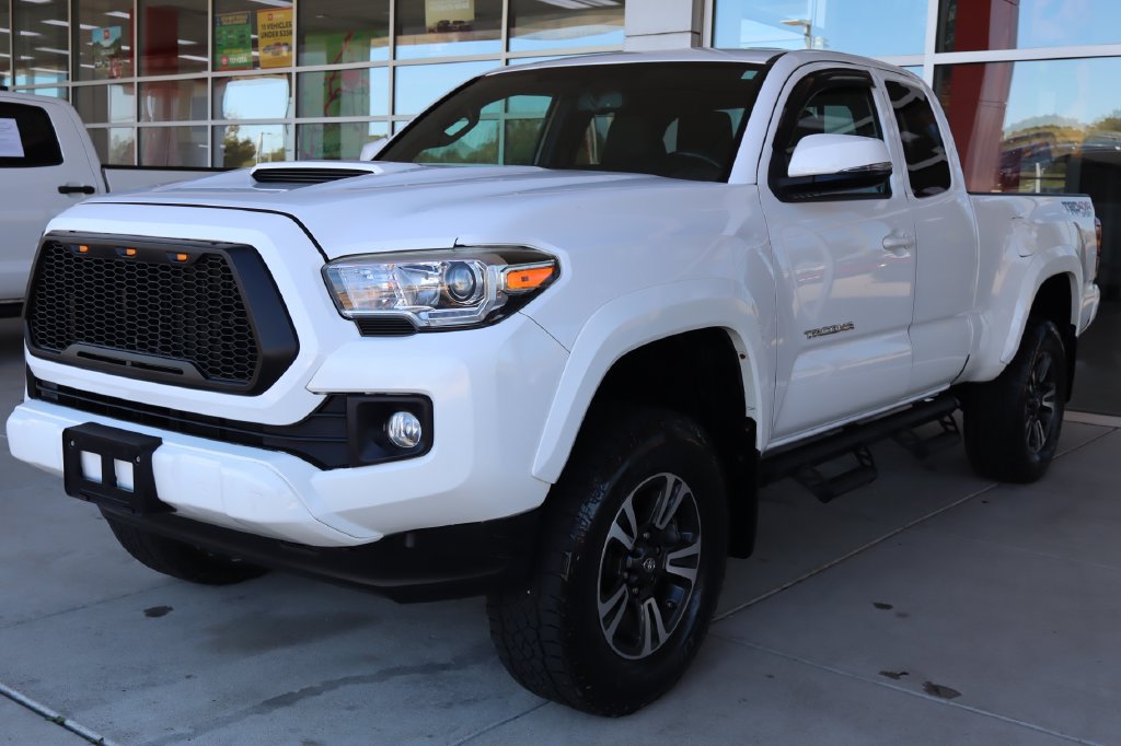 Used 2017 Toyota Tacoma TRD Sport w/ Tow Package (A/T) AWD/4WD image 3
