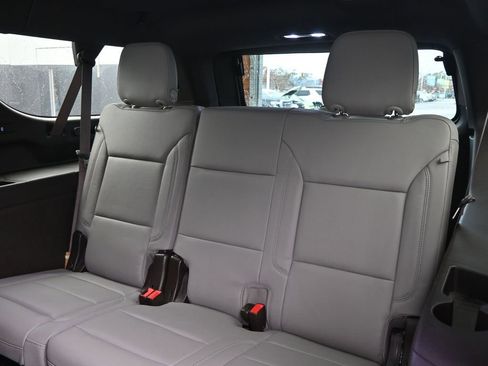 Used 2022 Chevrolet Suburban Z71 w/ Luxury Package image 21