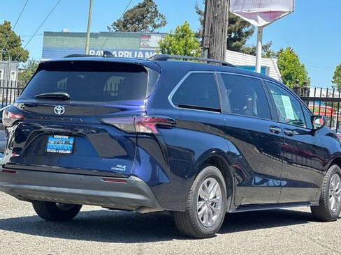 Used 2023 Toyota Sienna XLE FWD image 4