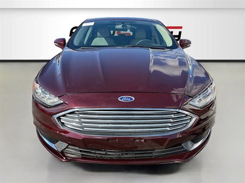 Used 2018 Ford Fusion SE w/ Fusion SE Technology Package image 2