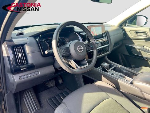 Used 2024 Nissan Pathfinder SV image 11