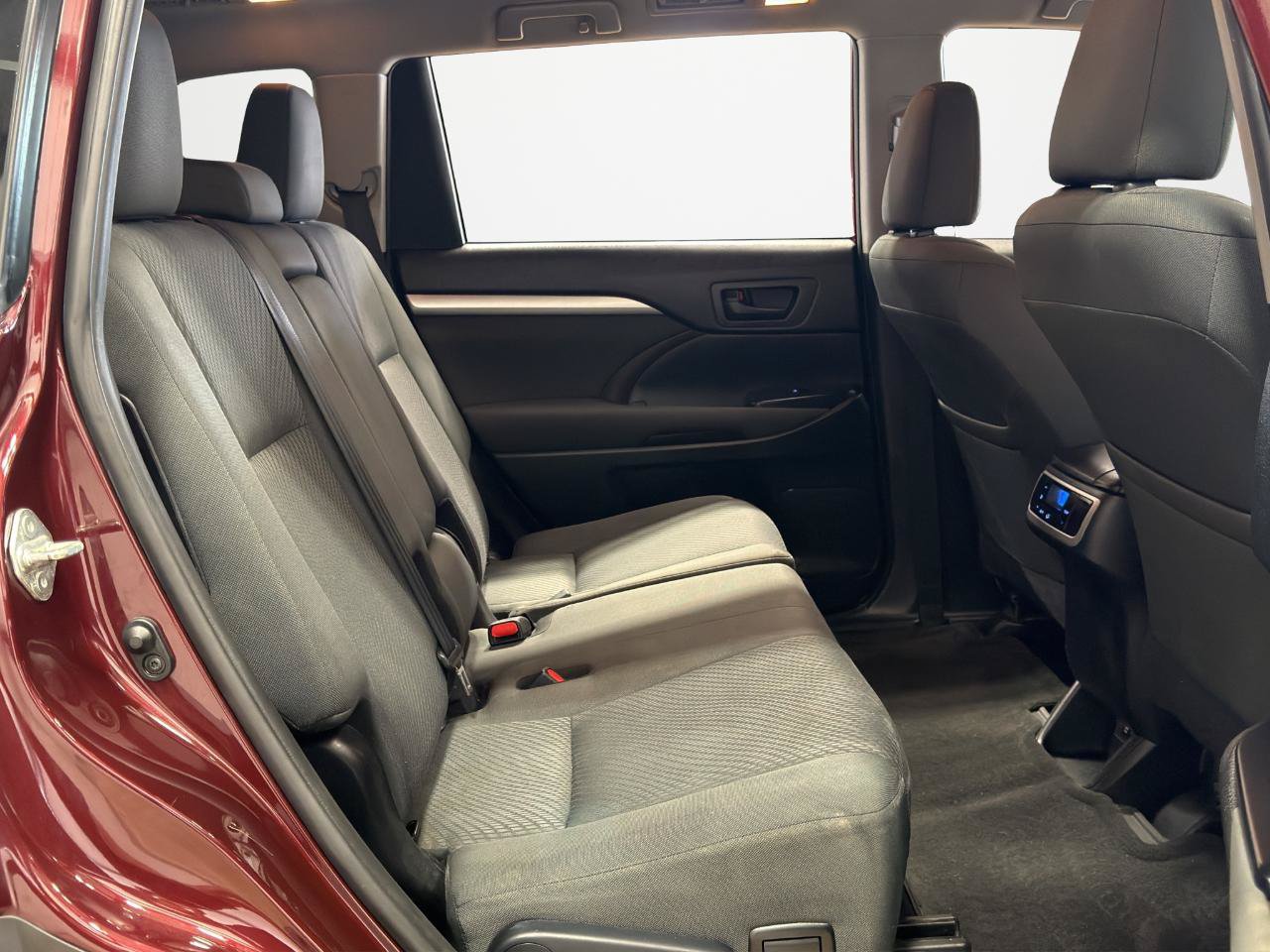 Used 2019 Toyota Highlander LE FWD image 25
