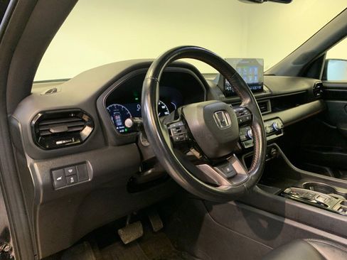 Used 2023 Honda Pilot TrailSport image 17